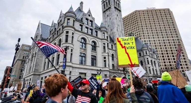 Ribuan warga AS padati kantor pemerintahan, demonstrasi memprotes kebijakan presiden Trump.  (foto: aol.com)