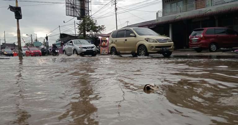 Kondisi banjir di Jalan Pasar Sicincing ini sudah berlangsung bertahun-tahun tanpa ada penyelesaian konkret. (Foto: Aris Prima G/Padeks)