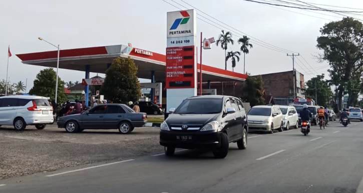 Minggu (6/4/2025) antrian kendaraan di sejumlah SPBU di Kota Payakumbuh, mulai terlihat. (foto: arfidel/padeks)