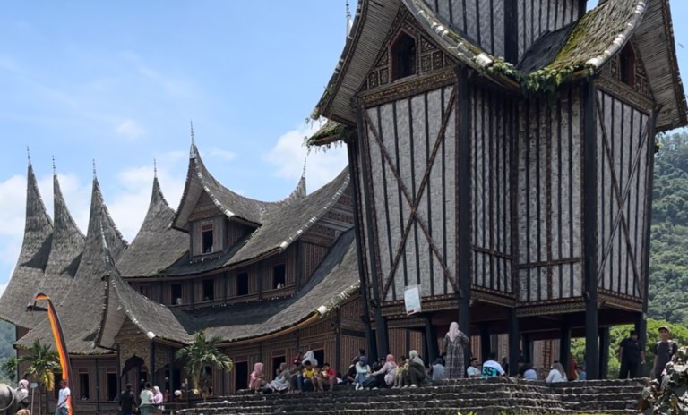 Potret sepinya pengunjung di Istano Pagaruyung, Kota Batusangkar pada Sabtu (5/4/2025). (Foto: Shyntia/Padeks)
