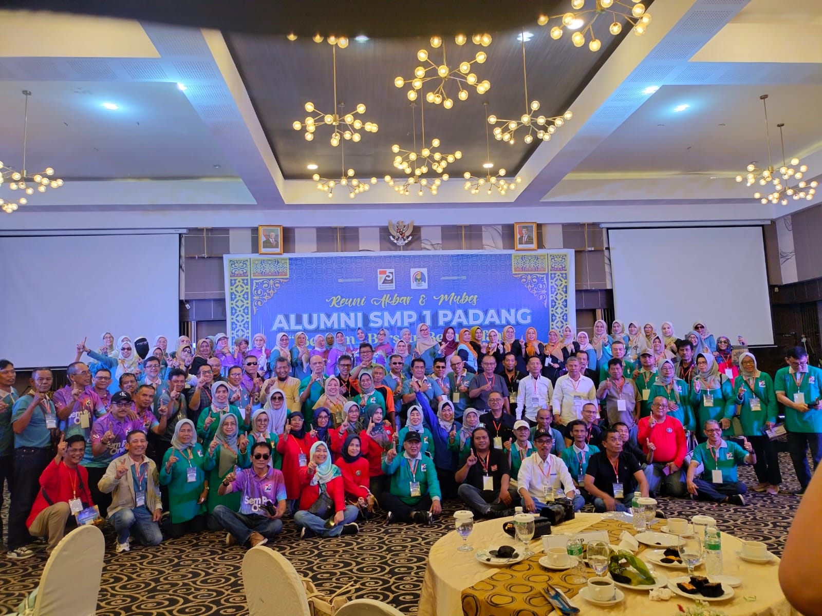 Foto bersama para peserta reuni Ikaspensa, Minggu (6/4) di Pangeran Beach Hotel.