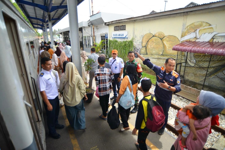 RAMAI: Suasana ramai penumpang yang akan menaiki kereta api di Stasiun Padang, kemarin.(PT KAI DIVRE II SUMBAR)