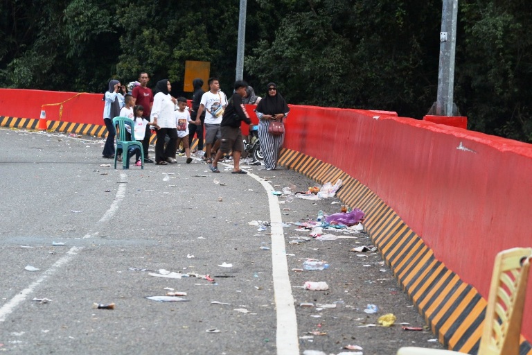 MULAI BERSERAKAN: Sampah terlihat berserakan di Jembatan Layang Kelok Sembilan di Kabupaten Limapuluh Kota, Sabtu (5/4) sekitar pukul 17.30.(SY RIDWAN/PADEK)