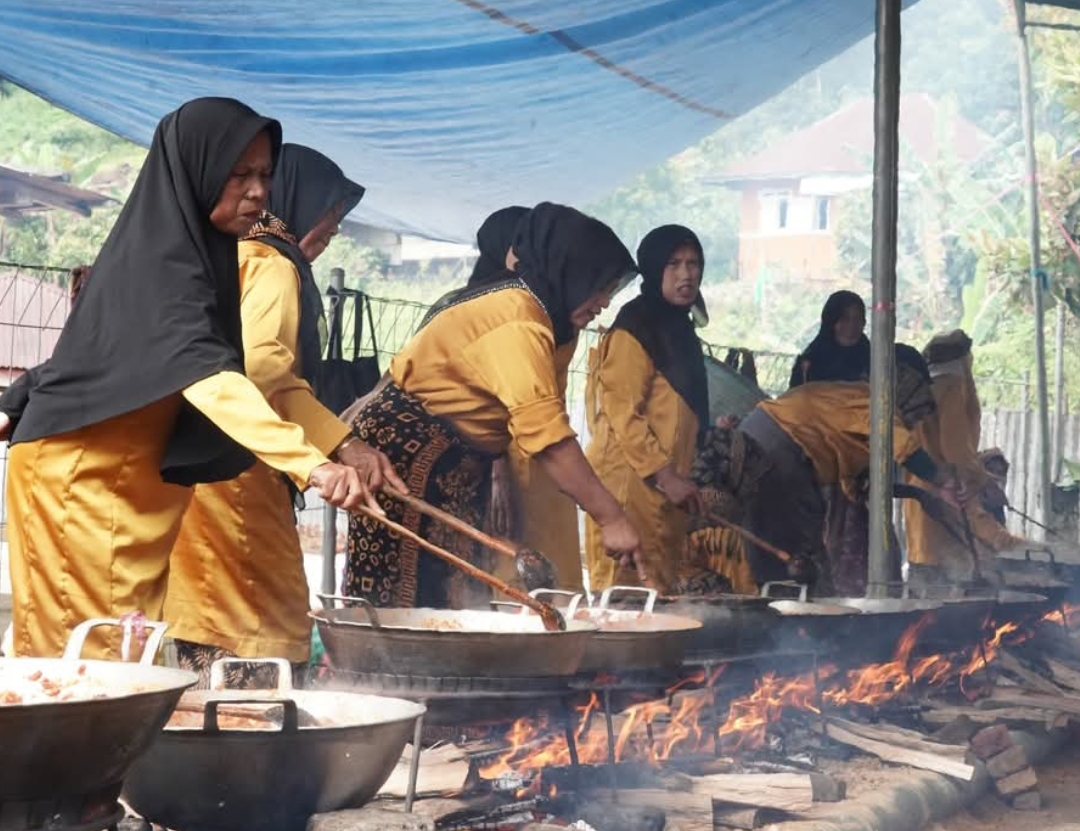 Tradisi adat Alek Kapalo Banda yang telah berlangsung lebih dari satu abad di Jorong Pincuran Tujuh, Nagari Batipuah Baruah, Tanahdatar, Sabtu (5/4/2025). (Foto: Prokopim)