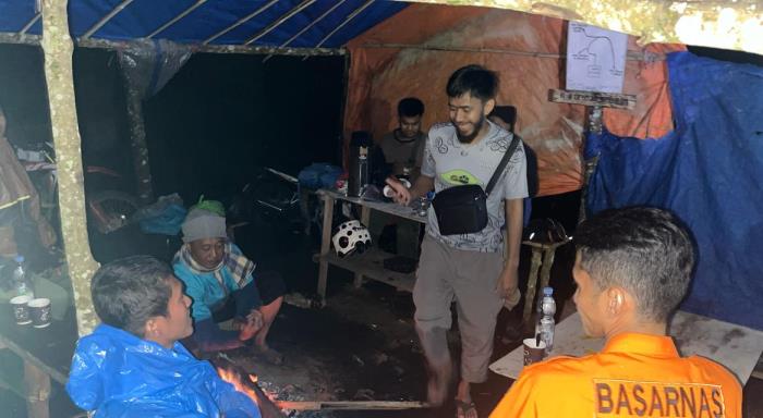Salah seorang dari delapan wisatawan yang terjebak di Air Terjun Sungai Dalam, usai dievakuasi Minggu malam.