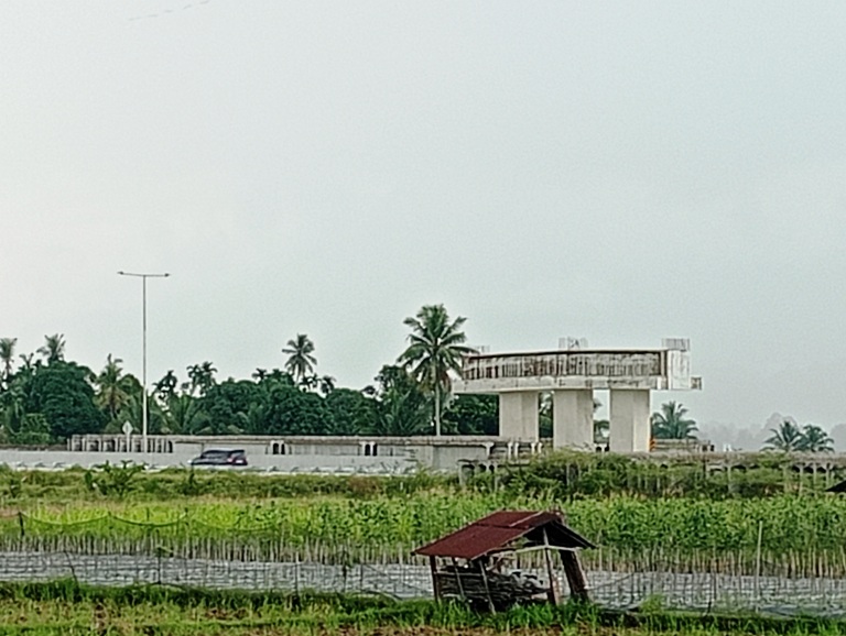 BELUM DIKERJAKAN: Kawasan yang akan dijadikan jalan akses menuju tol Padang-Sicincin di Lubuakaluang, masih terlihat berdiri satu penyangga balok erection girder, kemarin.(ARIS PRIMA G/PADEK)