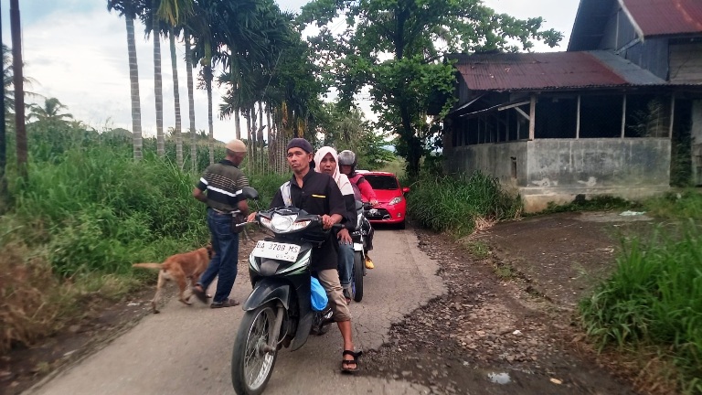 PERLU PERBAIKAN: Kondisi jalan terlihat rusak di Nagari Andaleh, Kecamatan Luak, yang merupakan penghubung utama menuju Nagari Taram. (FIDEL/PADEK)