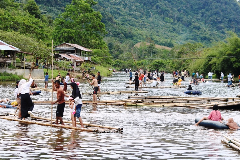 FAVORIT: Pengunjung menikmati keindahan alam dan berbagai wahana seru di Wisata Alam Kapalo Banda, Nagari Taram, Limapuluh Kota, yang tetap ramai dikunjungi pasca libur Lebaran.(SY RIDWAN/PADEK)