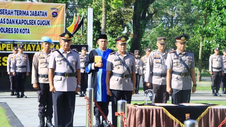 PENYEGARAN: Kapolres Limapuluh Kota, AKBP Syaiful Wachid, memimpin upacara serah terima jabatan (sertijab) di Lapangan Apel Bhayangkara, Mako Polres Limapuluh Kota, kemarin.(DOK.POLRES LIMAPULUH KOTA)
