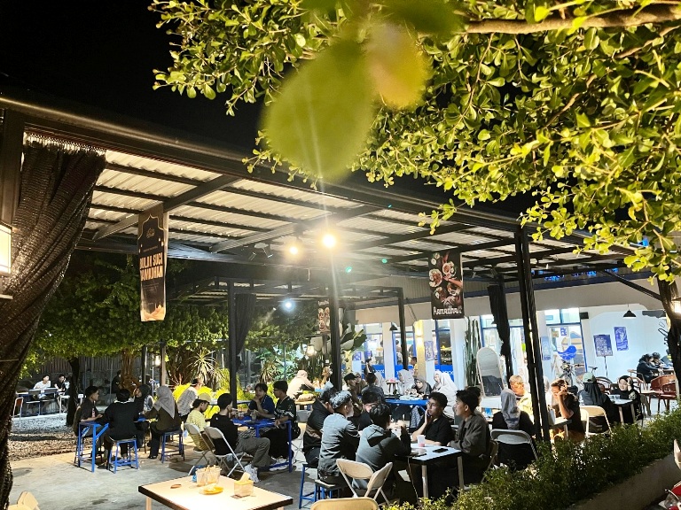 MOMEN: Pengunjung tampak memadati Skyway Coffee di Jalan Jeruk, Kota Payakumbuh beberapa wakru lalu. Lebaran ini pelaku UMKM mengalami kenaikan pendapatan.(FIDEL/PADEK)