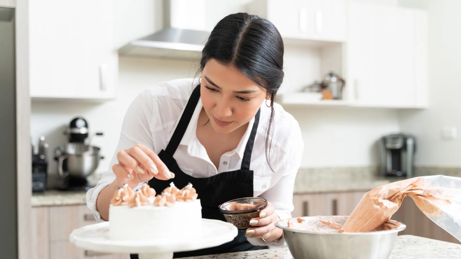 Ilustrasi seseorang sedang merias kue.