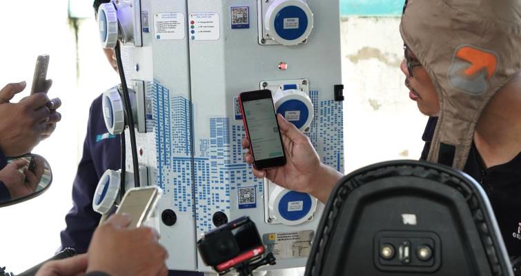 Komunitas GRID Jakarta-Sabang singgah di SPKLU milik PLN UP3 Padang, Selasa (8/4/2025). (Humas PLN Sumbar)