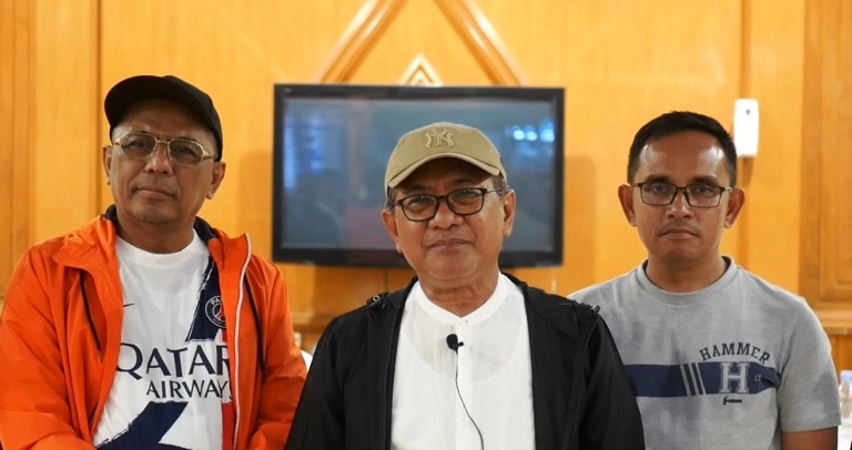 Bupati Padangpariaman John Kennedy Azis diwawancarai usai menonton laga leg 1 final Liga 4 Asprov PSSI Sumbar bersama Presiden Josal FC, H Arisal Aziz (Foto: Dok Minangsatu)