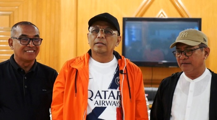 Presiden Josal FC, H Arisal Aziz (jaket oranye) didampingi Bupati Padangpariaman John Kennedy Azis (Foto: Dok Minangsatu).
