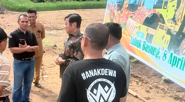 HM Kasmir berbincang dengan M Nasir Fahmi di sela-sela agenda Peletakan Batu Pertama Pembangunan Sarana Olahraga dan Peninjauan Ring Road Arkato di Parikpanjang, Lubukbasung, Selasa (8/4/2025).