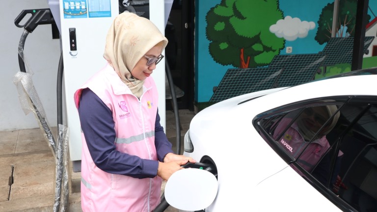 Estuning Rahayu ketika membantu mengisi daya kendaraan listrik milik pelanggan pada periode arus balik mudik lebaran 1446 H.
