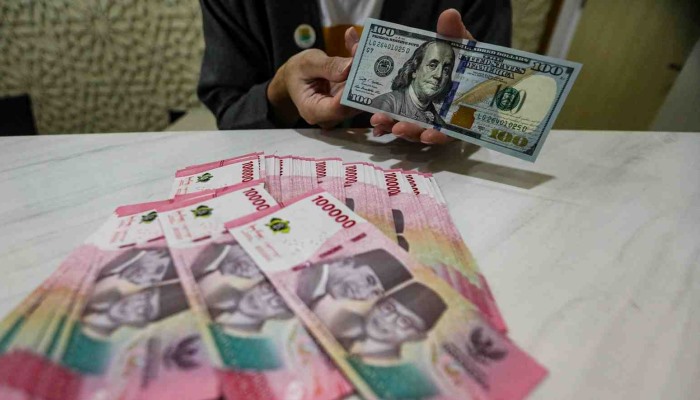 Nilai tukar rupiah terhadap dolar Amerika Serikat (USD) makin tertekan di level Rp16.821,5 per USD pada pukul 15.22 WIB, Senin (7/4/2025). (Foto: Salman Toyibi/Jawa Pos) 