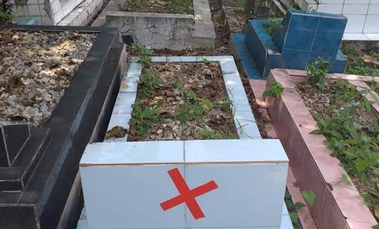 Makam yang tidak membayar retribusi sewa tanah makam biasanya diberi tanda silang merah oleh aparat Pemko Padang. (Foto: Dok Diskominfo Kota Padang)