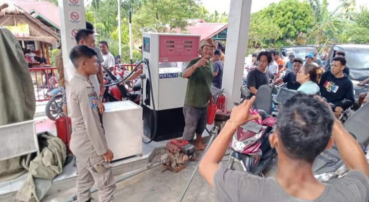 Kelangkaan Bahan Bakar Minyak (BBM) yang terjadi beberapa waktu belakangan di wilayah Kecamatan Siberut Selatan akibat terkendala penebusan kuota BBM, akhirnya bisa teratasi.