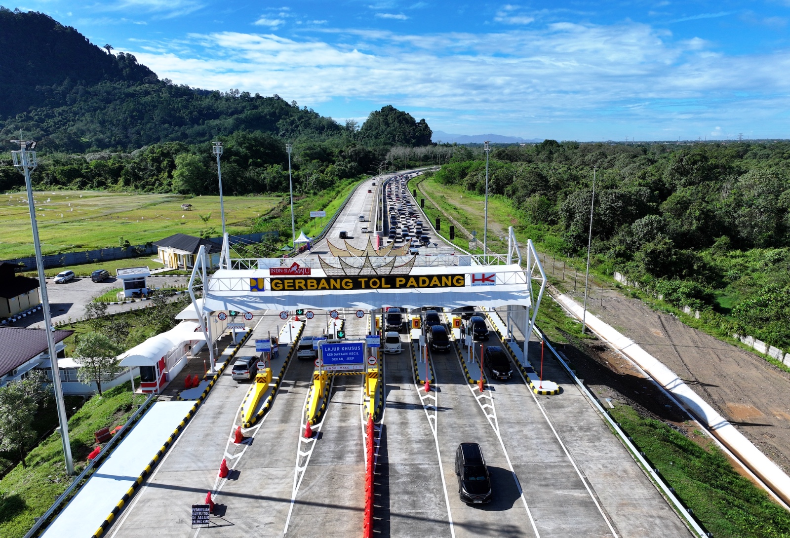 Gerbang Tol Padang-Sicincin.