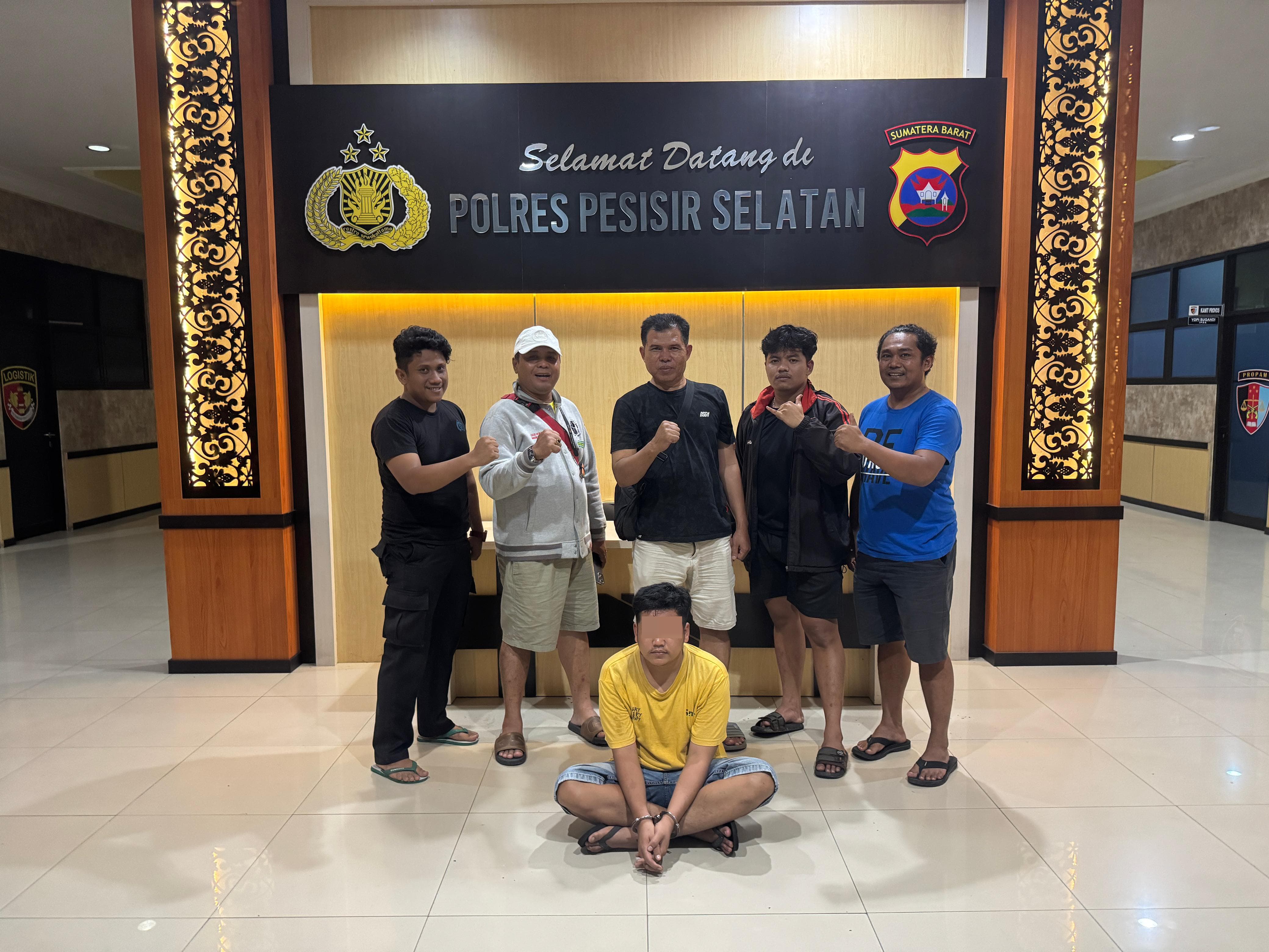 BF pelaku diduga pengedar narkoba setelah diamankan Tim Satnarkoba Polres Pessel di Mapolres Pessel. (Dok Humas Polres)