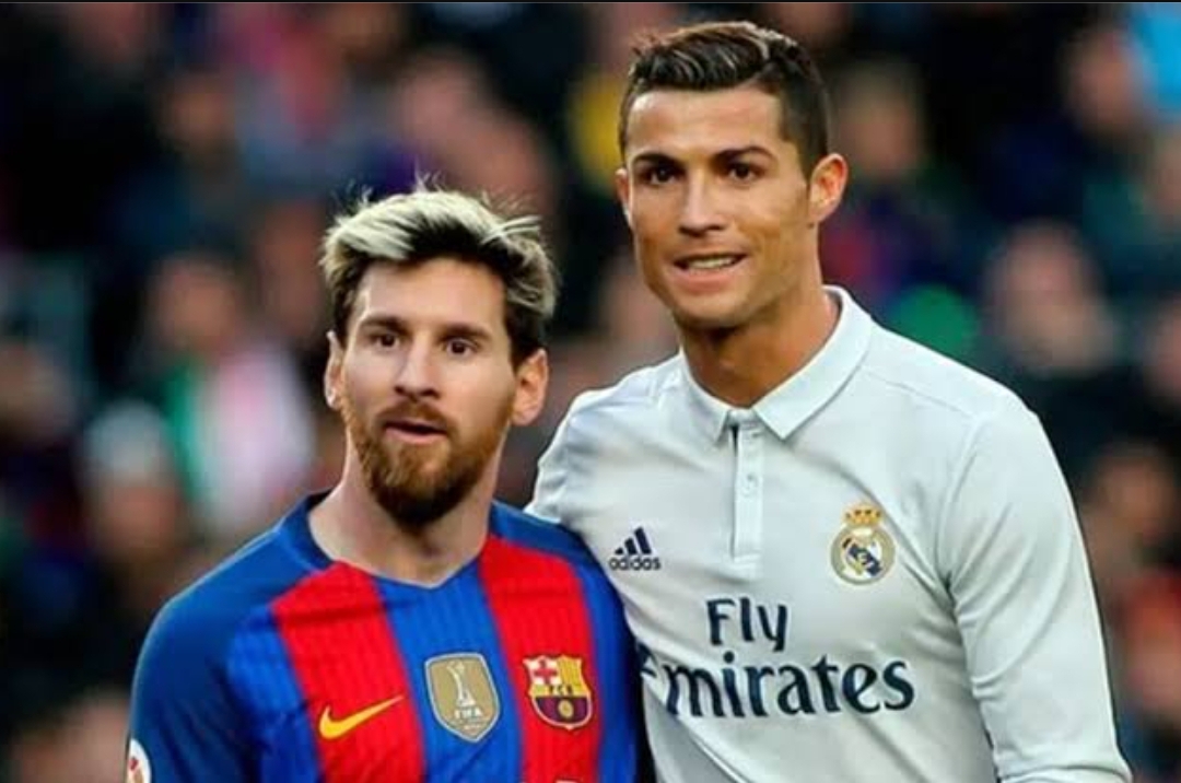 Cristiano Ronaldo (kanan) bersama Lionel Messi ketika masih memperkuat Real Madrid dan Barcelona musim 2016-2017. (Foto: Football Espana)