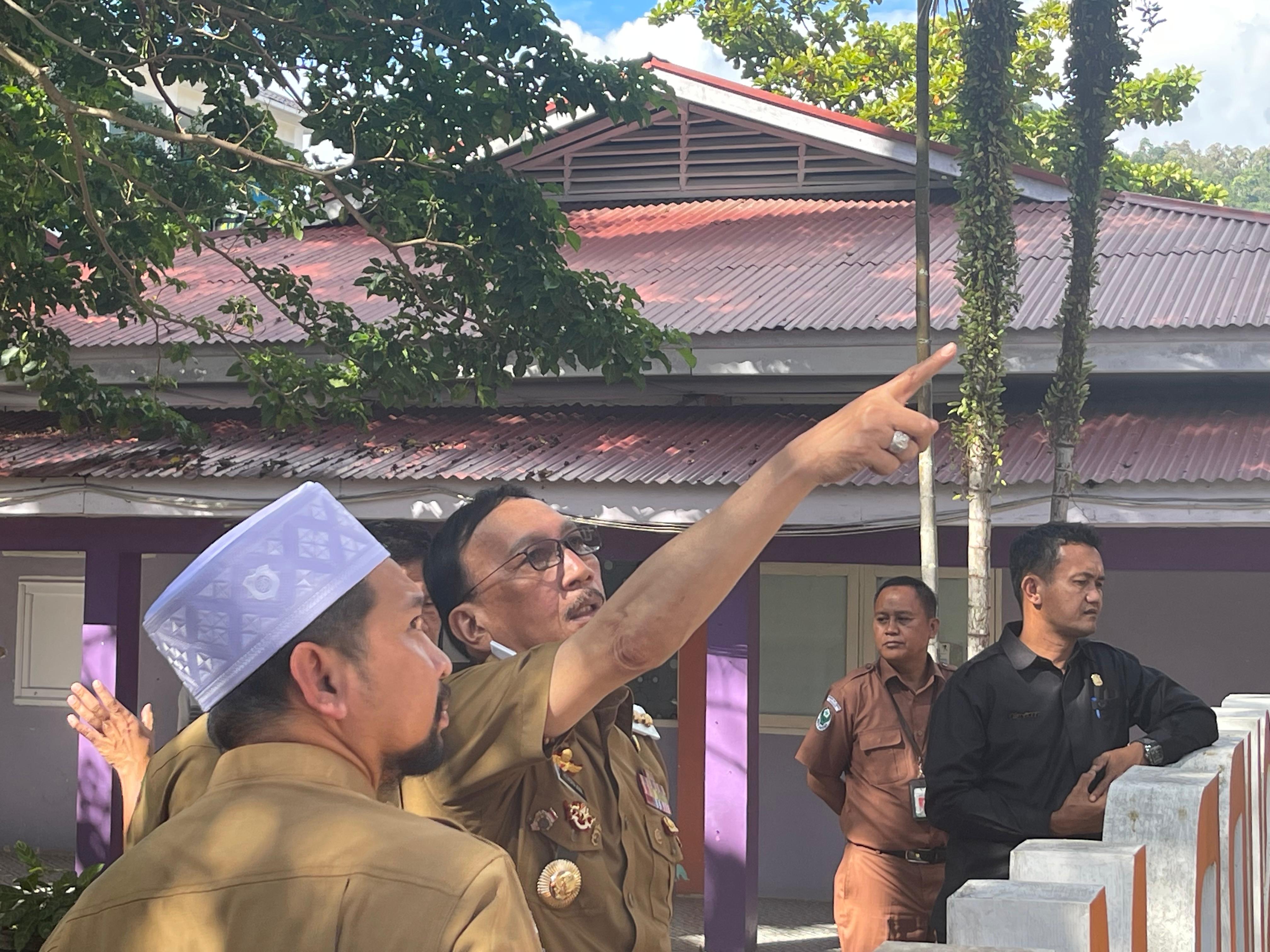 Bupati Pessel, Hendrajoni didampingi Direktur RSUD dr M Zein Painan, Muhammad Fahriza SA saat meninjau rumah sakit tersebut. (Dok Ronal)