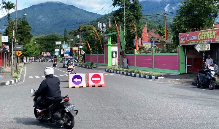 Uji coba hari pertama penerapan rekayasa lalu lintas Sistem Satu Arah (SSA) di sejumlah ruas jalan utama Kota Padangpanjang, Rabu 9 April 2025. (Foto: Diskominfo)