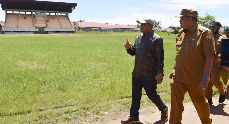 Arisal Aziz dan Yota Balad meninjau GOR Rawang Kota Pariaman, Selasa (8/4/2025). Sepakat untuk merehab fasilitas olahraga tersebut berstandar FIFA.