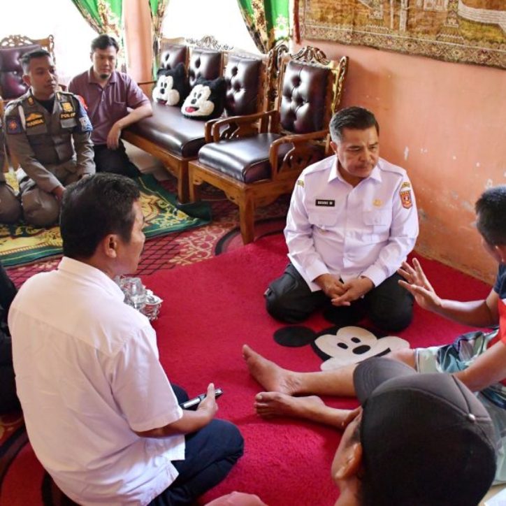 MASIH DISELIDIKI: Bupati Agam Benni Warlis membesuk Joni Putra, petugas Satpol PP Agam yang menjadi korban pengeroyokan saat membubarkan hiburan orgen tunggal di Lubukbasung, Rabu (9/4).(PEMKAB AGAM)