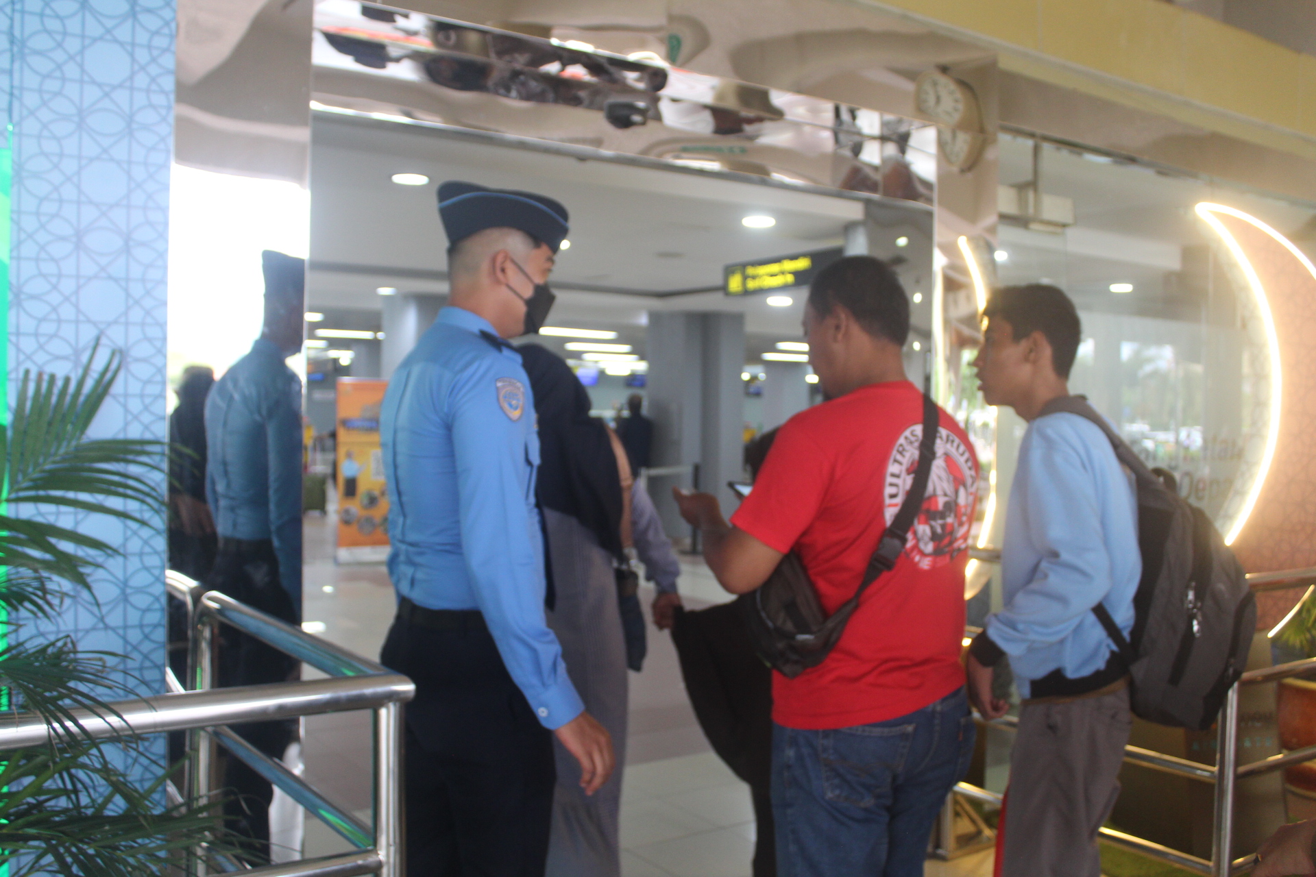 PENGECEKAN: Petugas mengecek tiket penumpang di pintu keberangakatan domestik Bandara International Minangkabau.(VINA/PADEK)