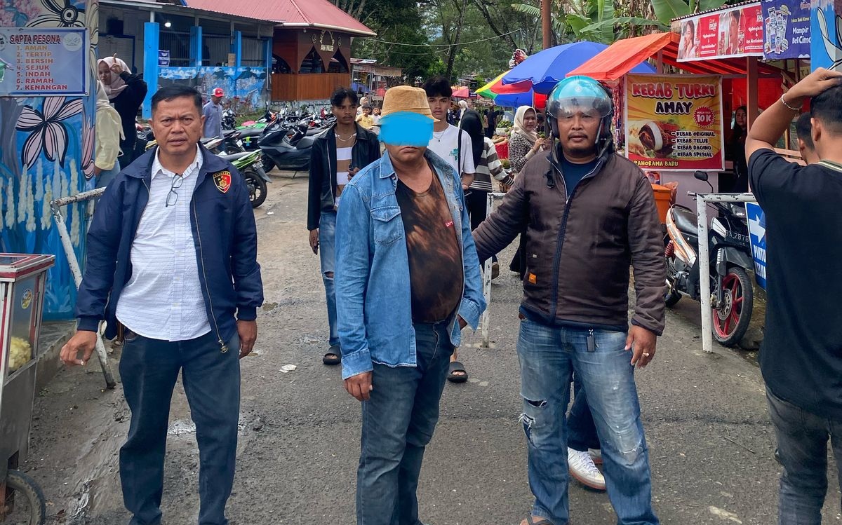 DIAMANKAN: Petugas Satreskrim Polresta Bukittinggi mengamankan RH, pelaku pengancaman menggunakan airsoft gun, setelah terlibat keributan akibat hak gaji yang belum dibayar.(DOK. Polresta Bukittinggi)
