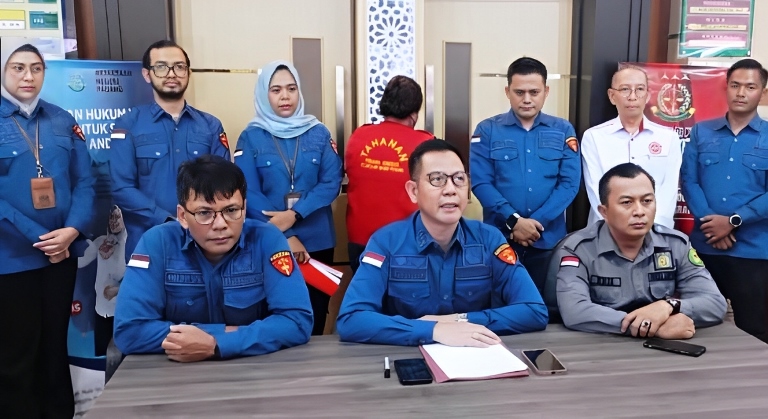 Kajari Padang Aliansyah didampingi Kasi Intel serta Kasi Pidsus saat memberikan keterangan mengenai penangkapan UA pelaku pencaloan KUR salah satu bank BUMN.