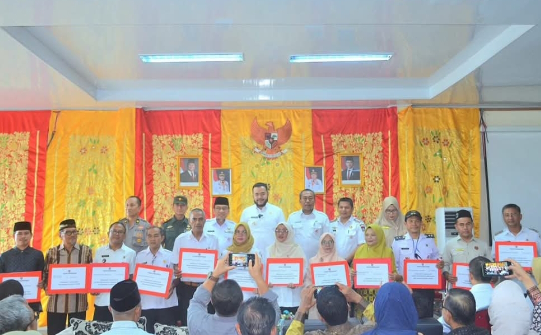 Wako dan Wawako serahkan dana operasional 2025 bagi RT/RW, Guru TPQ/TQA, MDTA/MDTW, serta Imam Masjid se-Kecamatan Padang Barat.(*)