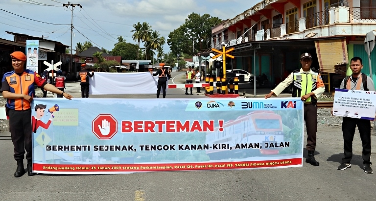 Salah satu upaya sosialisasi keselamatan di perlintasan sebidang KA yang dilakukan PT KAI Divre II Sumbar.