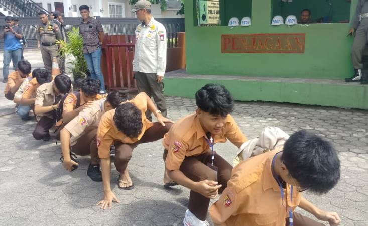 12 pelajar yang nongkrong saat jam sekolah digelandang ke Mako Pol PP Padang, Kamis (10/4/2025).