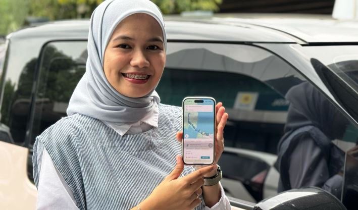 Ilustrasi pengguna kendaraan listrik sedang menggunakan fitur Trip Planner pada Aplikasi PLN Mobile untuk mengetahui lokasi SPKLU di sepanjang rute perjalanan.