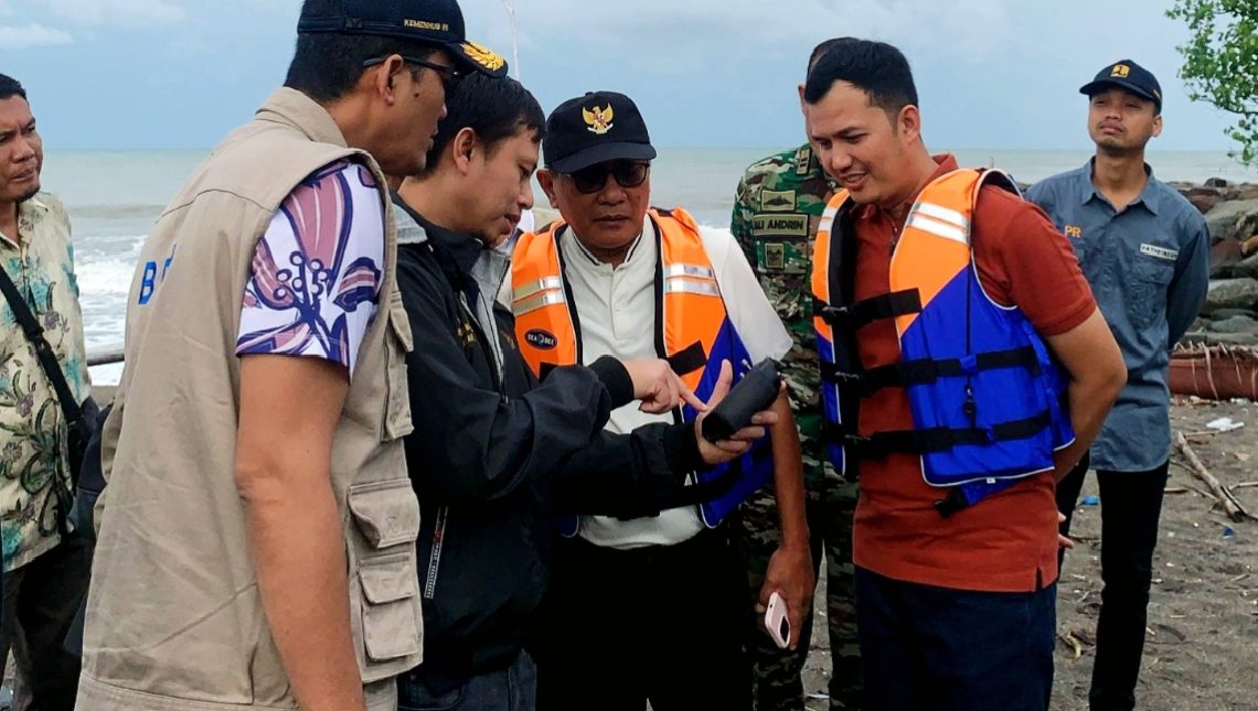 CEK PENYEBAB BANJIR: Bupati Padangpariaman, John Kenedy Azis didampingi Wabup dan Sekkab Padangpariaman, saat survei aliran Batang Ulakan, baru-baru ini.(DOKUMEN GOLKAR UNTUK PADEK)