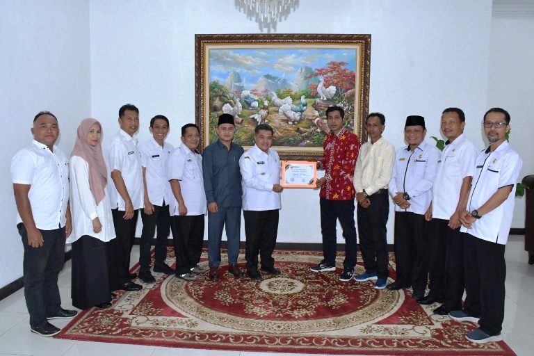 TRANSPARANSI: Ketua Bawaslu Agam Suhendra bersama anggota mengembalikan sisa Rp 1,28 miliar dana hibah pengawasan Pilkada 2024 ke Bupati Agam Benni Warlis, di Lubukbasung, Rabu (9/4).(DOK.PEMKAB AGAM)