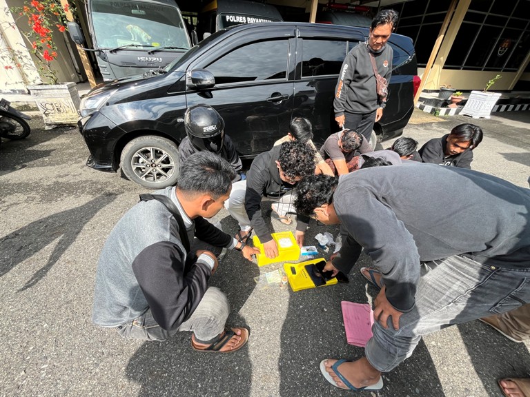 TAK BERKUTIK: Polisi menunjukkan barang bukti hasil penggerebekan terhadap empat pengedar sabu di Nagari Batu Payuang, Kecamatan Lareh Sago Halaban, Limapuluh Kota, Kamis (10/4).(SY RIDWAN/PADEK)
