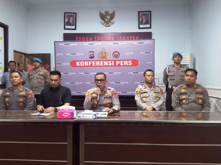 KONFERENSI PERS: Kapolres Sijunjung AKBP Andre Anas menyampaikan keterangan pers terkait dugaan kekerasan yang menimpa wartawan asal Pekanbaru, Kamis (10/4).(DOK YULICEF ANTHONY)