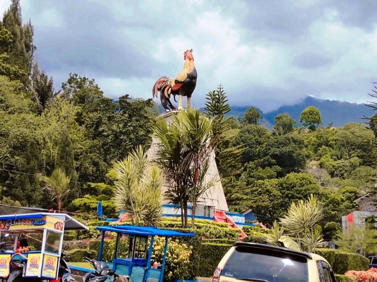 TUGU Ayam Kukuak Balenggek menjadi ikon bagi Kabupaten Solok.(FOTO FRIKEL/PADEK)