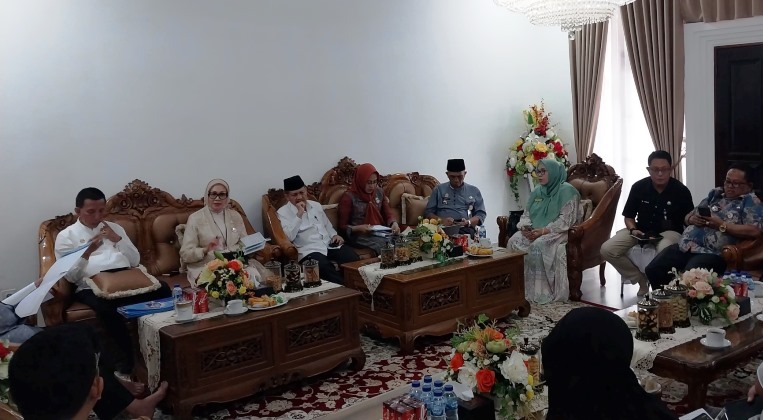 Wawako Padang Maigus Nasir mengadakan Rapat Perjanjian Kinerja dengan para Camat terkait percepatan pelaksanaan program 100 hari kerja di Rumah Dinas Wawako, Jumat malam (11/4/2025).