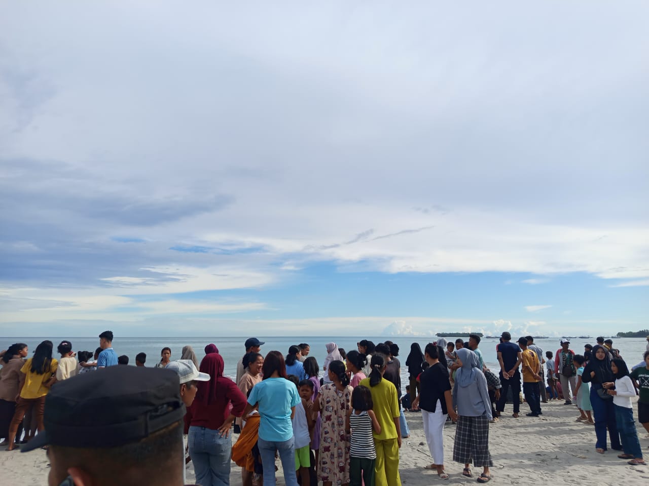 Tim SAR Padang kerahkan tim dan alat canggih untuk pencarian korban hilang di Pantai Tiku, Kabupaten Agam, Sabtu (12/4/2025).