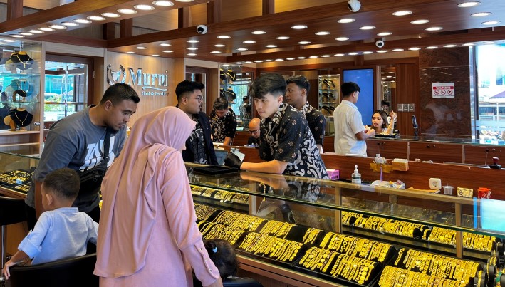 Masyarakat membeli emas di Toko Emas Murni, Jl Ratulangi Padang. (Shyntia/ Padeks)