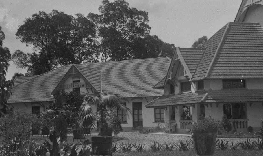 Hotel Centrum di Bukittinggi antara tahun 1915-1930 (Koleksi Nationaal Museum van Wereldculturen No. TM-60047736)
