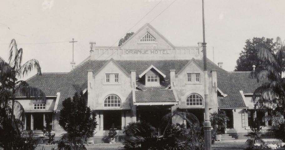 Hotel Oranje di Padang antara tahun 1920-1925 (Koleksi Nationaal Museum van Wereldculturen No. TM-ALB-2396-53)