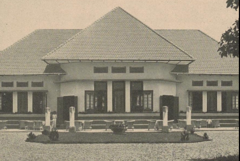 Hotel Centraal di Padang sekitar tahun 1930-an (Sumber: Officieele Toeristenbureau voor Nederlandsch-Indi&euml;, 1939)