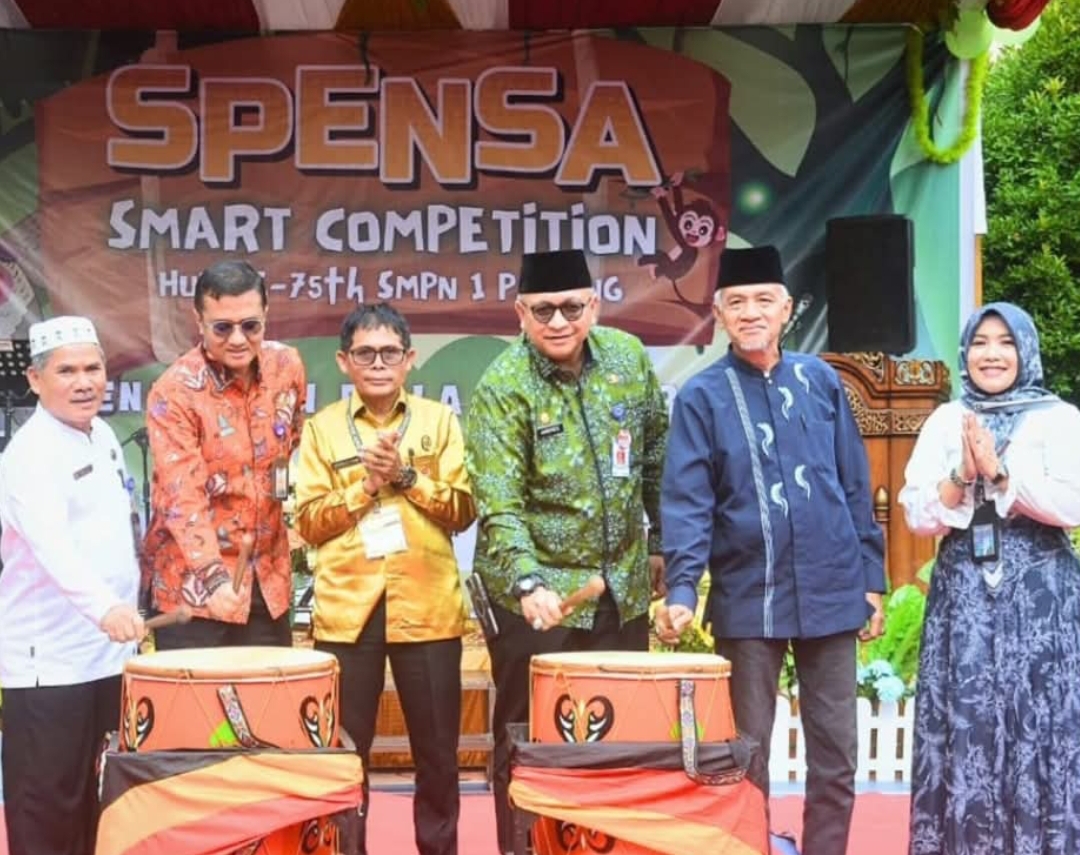 Sekda Padang Andree Algamar buka Spensa Smart Competition 2025 di SMPN 1 Padang. Ajang ini diikuti ratusan pelajar dengan 9 cabang lomba menarik. (Foto: Prokopim)