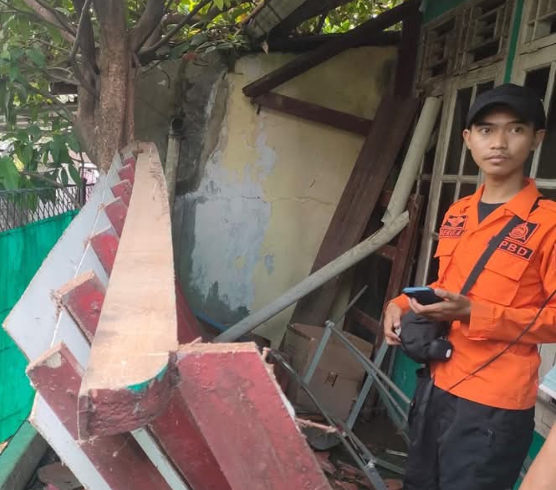 Petugas BPBD mendata rumah rusak akibat gempa Bogor. (Foto: BPBD via BNPB)